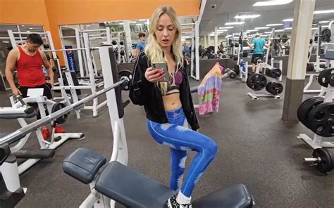 natalie reynold|Streamer ripped for wearing body paint at gym while。